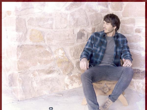 MORGAN EVANS PUTS SIGNATURE SPIN ON COUNTRY-TINTED "ALL I WANT FOR CHRISTMAS IS YOU"